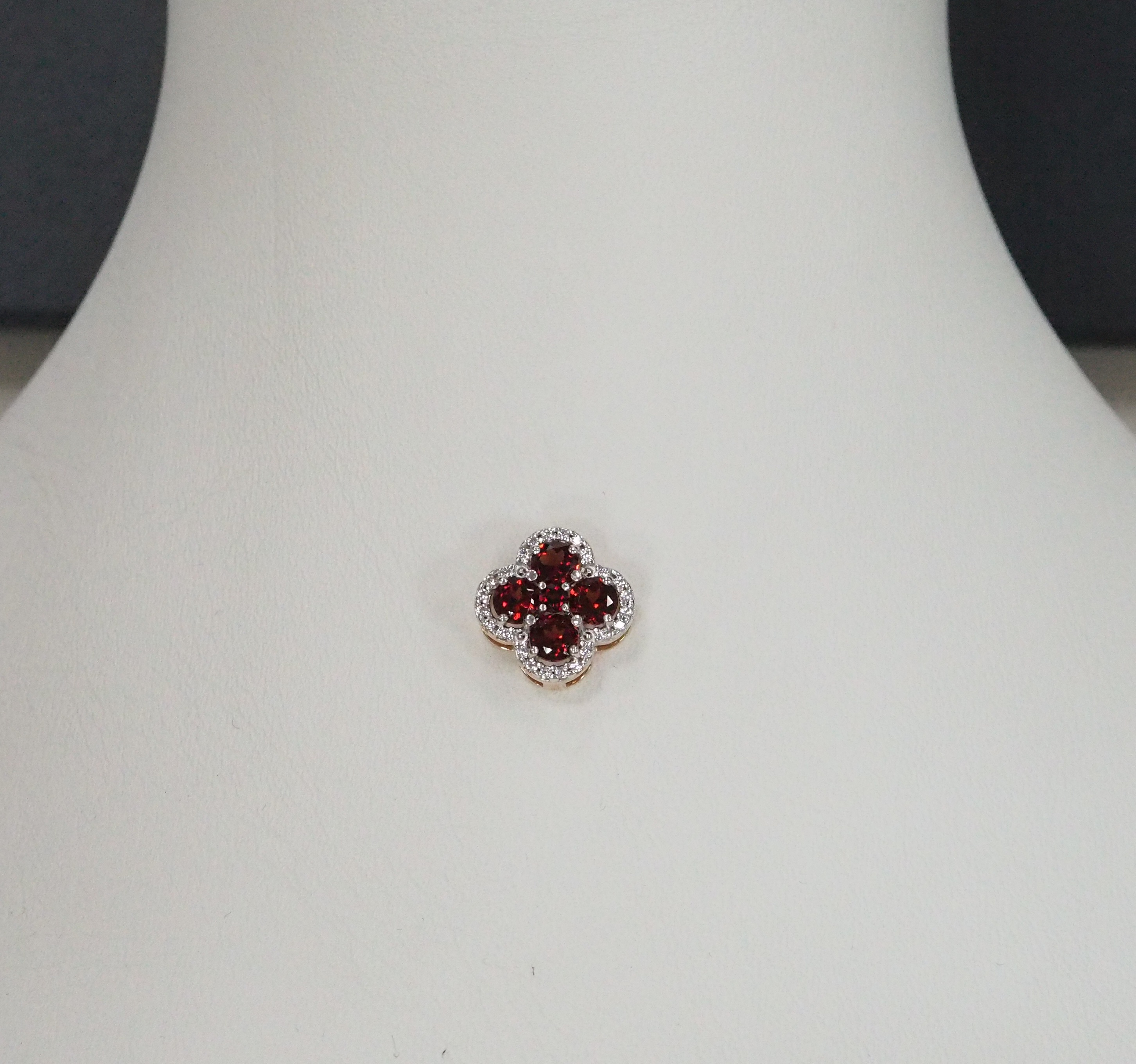 Серебряная подвеска с гранатами "Клевер"